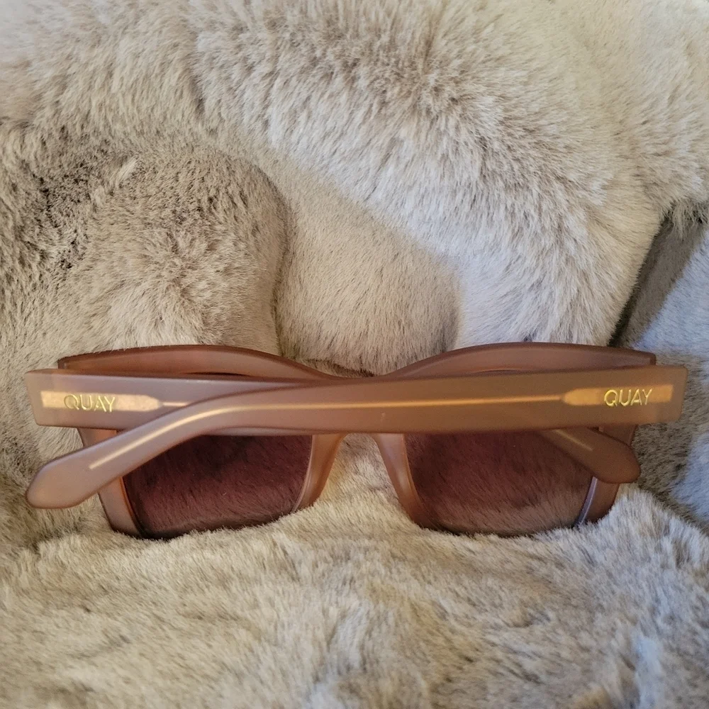QUAY // ltd ed frosted toffee frame smokey gradient lens modern glam wayfarers